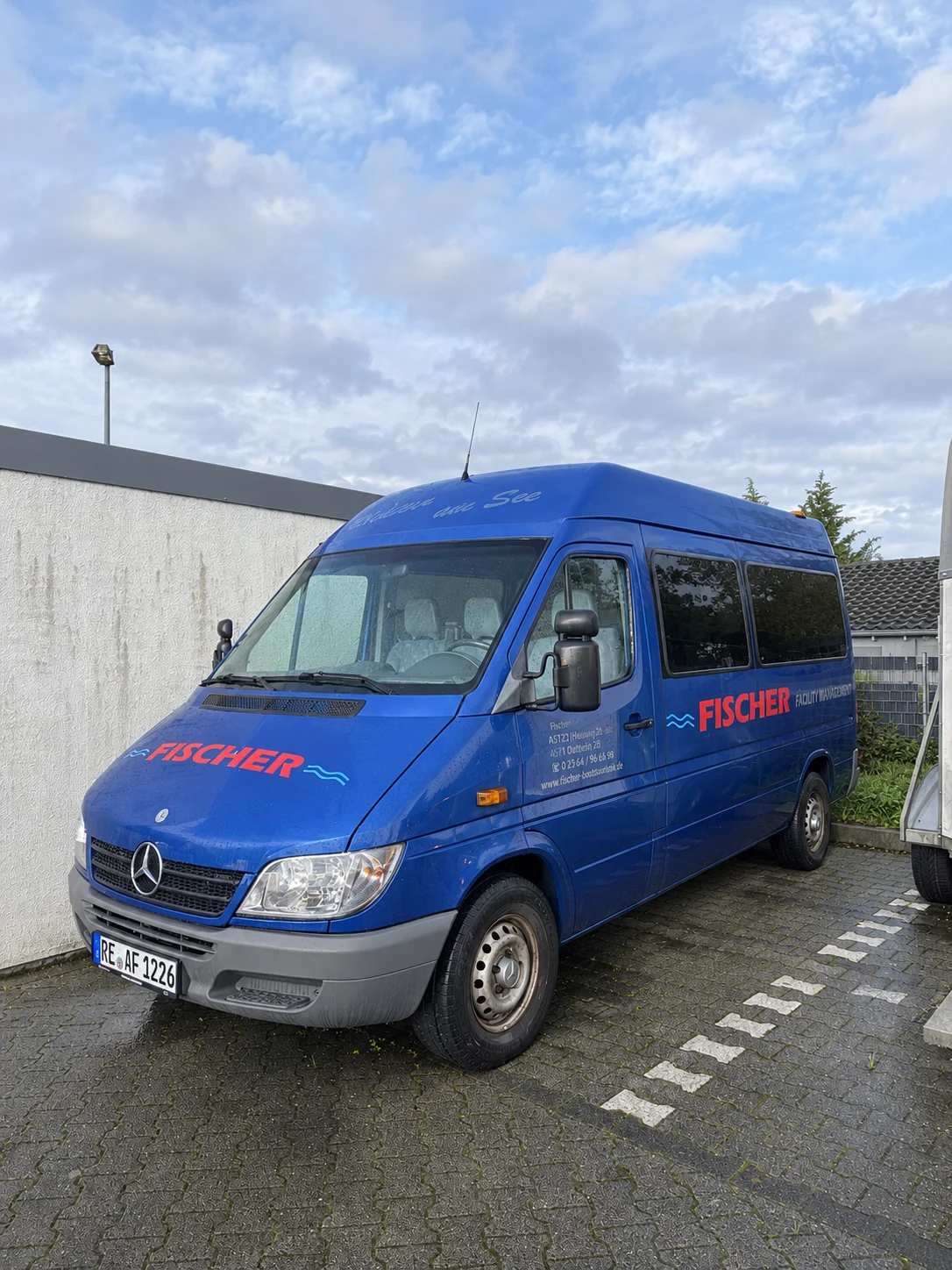 Blauer Mercedes Sprinter von Fischer Bustouristik auf dem Betriebshof