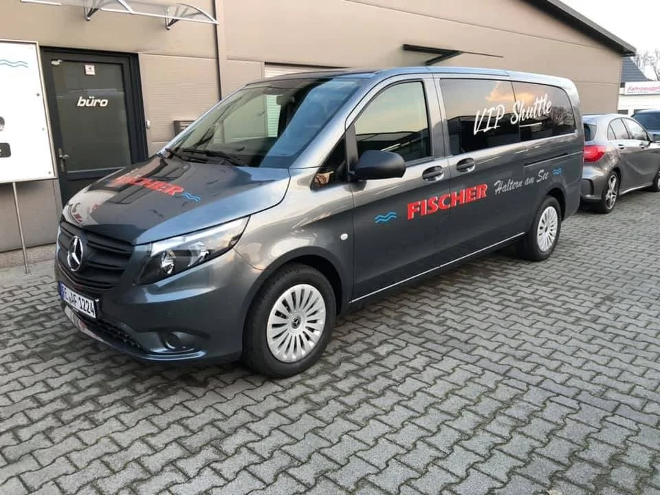 Grauer Mercedes Vito Shuttle von Fischer Bustouristik vor dem Büro