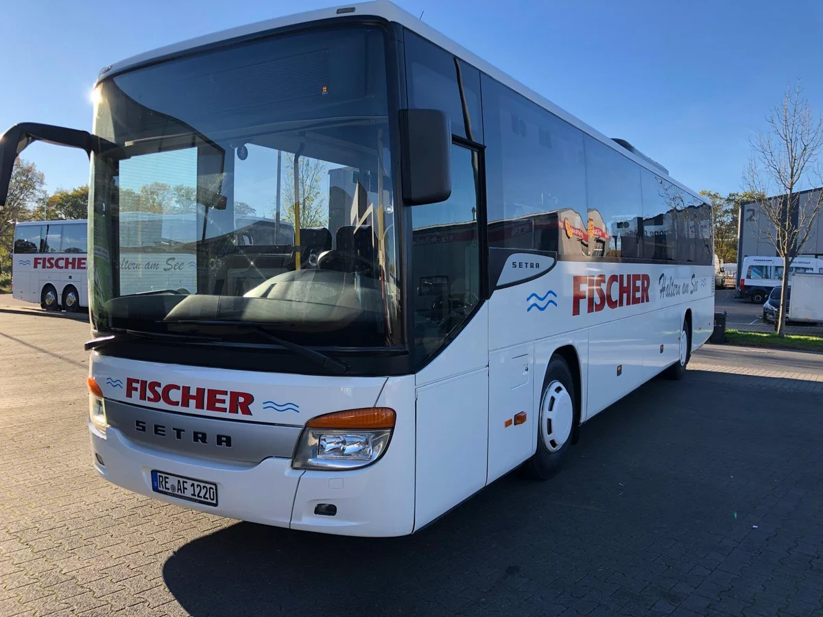 Weißer Setra 416 UL von Fischer Bustouristik auf dem Betriebshof